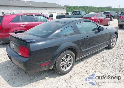 2005 Ford Mustang V6 Deluxe/V6 Premium z USA, uszkodzony, nr VIN 1ZVFT80N355240212